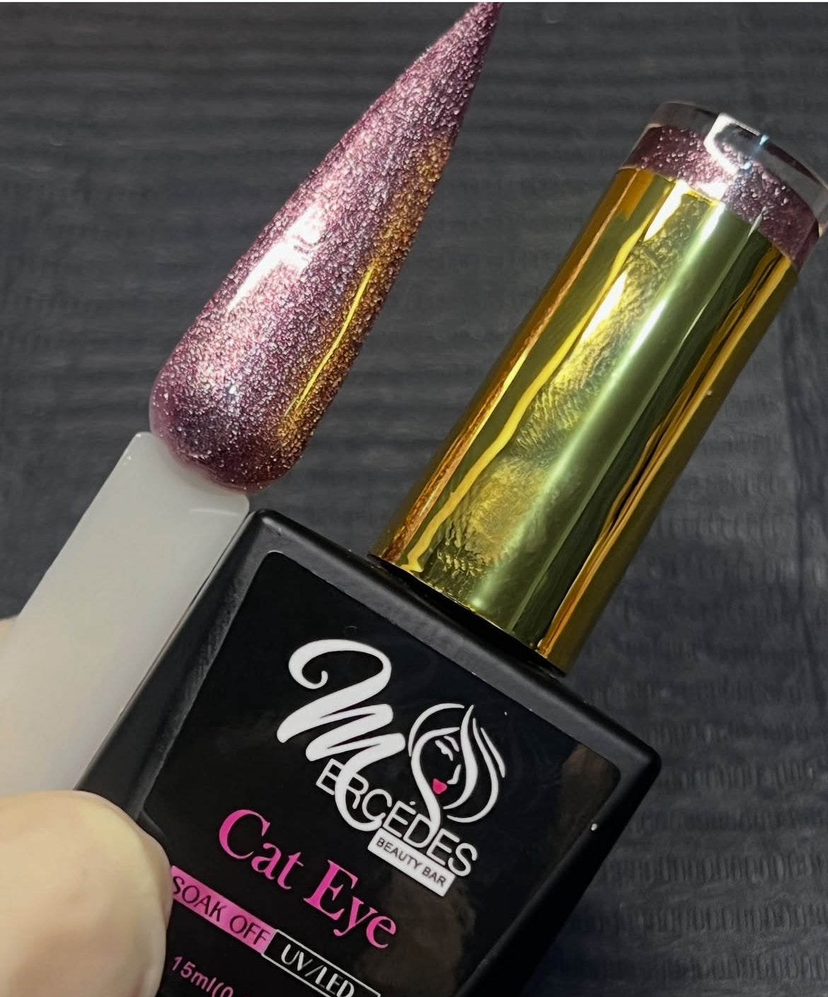 Cat eye gel polishes
